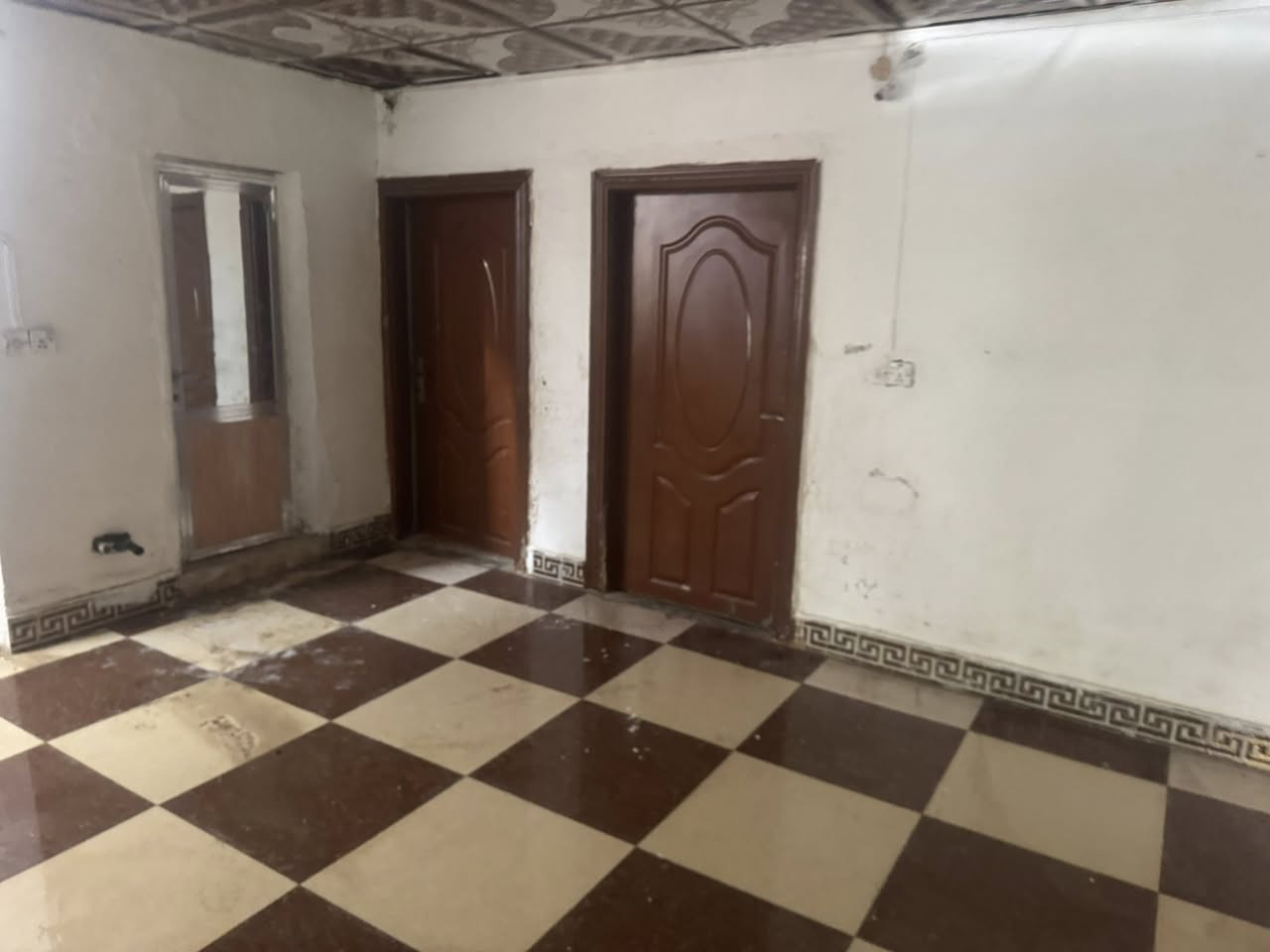 ‏سلام عليكم أخوان بيت للإيجار المساحة 150 متر الموقع شارع 40 خلف الطابور قريب الشارع تبليط  كلش غرفتين وصالة واستقبال ومطبخ وصحيات خارجيه وداخليه الإيجار 225￼ الاستفسار الاتصال على الرقم ***********
