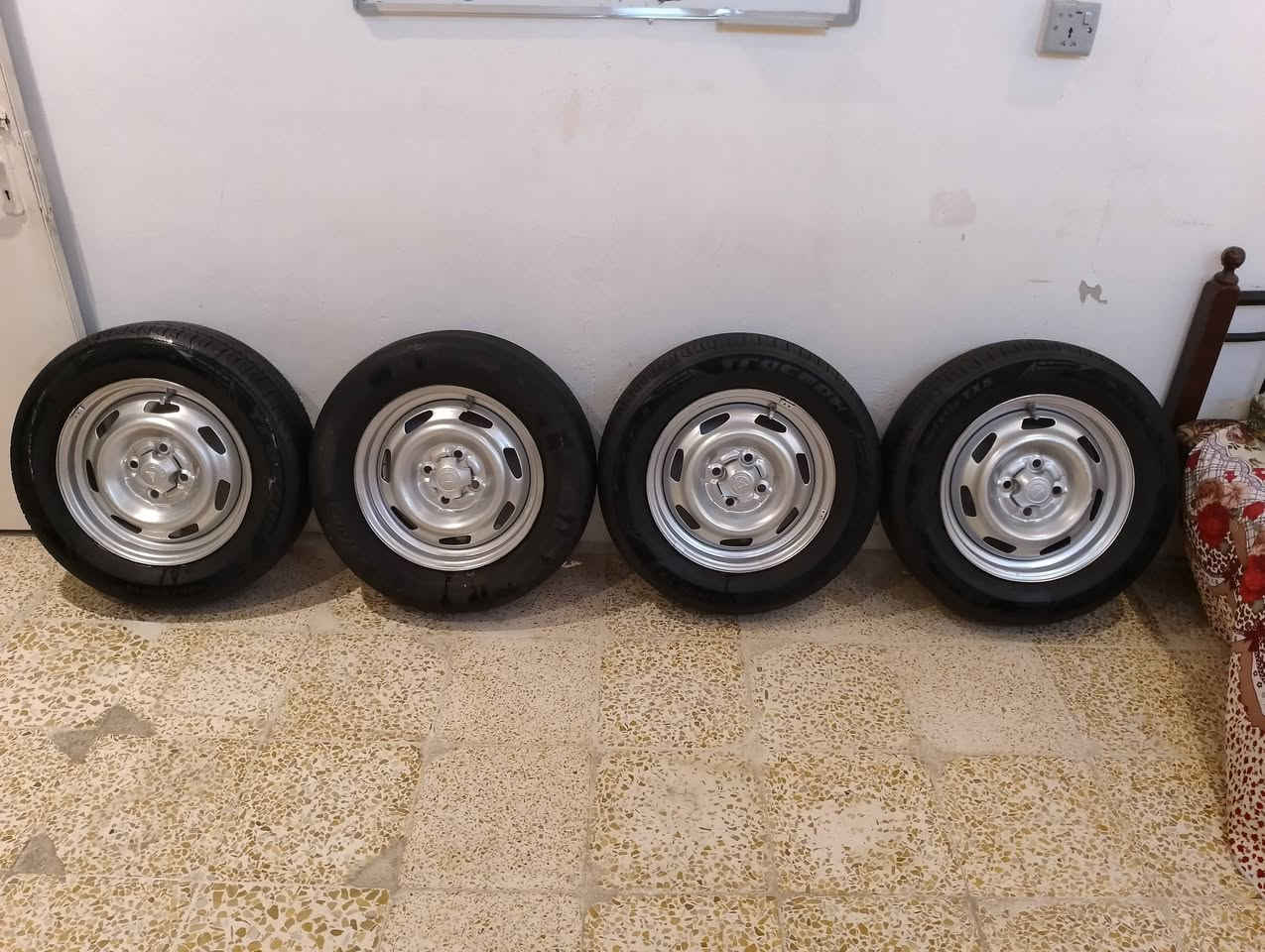 سلام عليكم ورحمة الله وبركاته عندي طخم كامل مال سيكي للبيع ويل او تايرات اوكبات العنوان موصل ايمن للستفسار اتصل على رقم ***********

