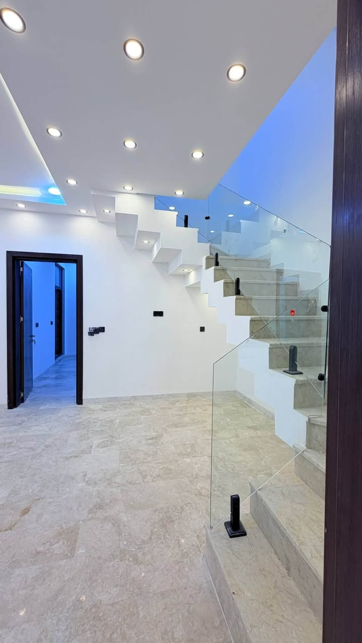🏡 دار 150 متر للبيع 🏠
📍 الموقع: حي الجهاد – ديوان المخابرات، قرب شارع 60.
🔹 يتكون من: • كراج وحديقة وصالة 🌳. ومطبخ 🍳
• 5 غرف نوم 🛏️. • • منورين ☀️ . • و 3 حمامات 🚿
📞 للاستفسار والاتصال أو واتساب: ***********
