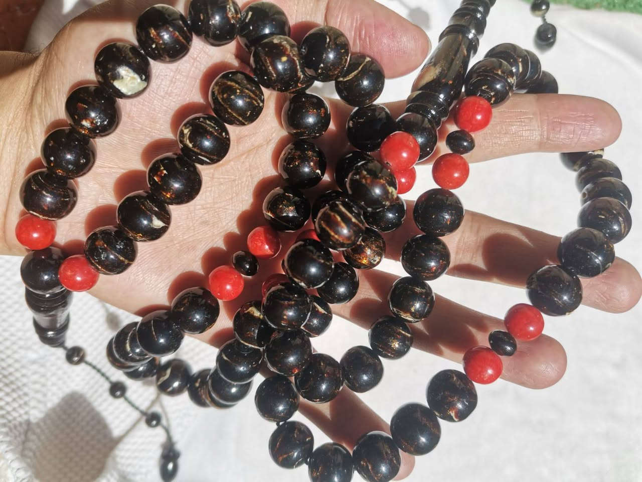 🚫 خصومات لفتره محدوده🚫
 سبحة يسر طبيعي مطعمة بفواصل مرجان أحمر💫 
أناقة وفخامة في قطعة واحدة ❤️🖤
مصنوعة من أجود أنواع اليسر الطبيعي مع لمسات مميزة من المرجان الأحمر الطبيعي الغير معالج لتناسب الذوق الراقي.
قطع جميله جدا لهواه التميز فاير وتعريق🔥🔥
عدد 33 حبه
مقاس 13 ملي
-أسعار خاصة للتجار وأصحاب الورش والبراندات
متوفر كميات للجملة
الشحن متاح لجميع المحافظات وجميع دول العالم  
📿 متوفرة الآن – 3 قطع مميزة لعشاق التميز والأناقة.
فخامة التفاصيل... وتميز لا يشبه أحد. 📿✨
#سبحة_يسر #يسر_طبيعي #مرجان_أحمر #سبح_فاخرة #سبح_يدوية #هدايا_مميزة #إكسسوارات_رجالية #سبحة_فاخرة
#حجرومسباح
#حجرومسباح_Hajar_Misbah


**إذا كنت صاحب هذا الإعلان وتريد حذفه لأي سبب، رجاءا أرسل رسالة إلى الدعم الفني**