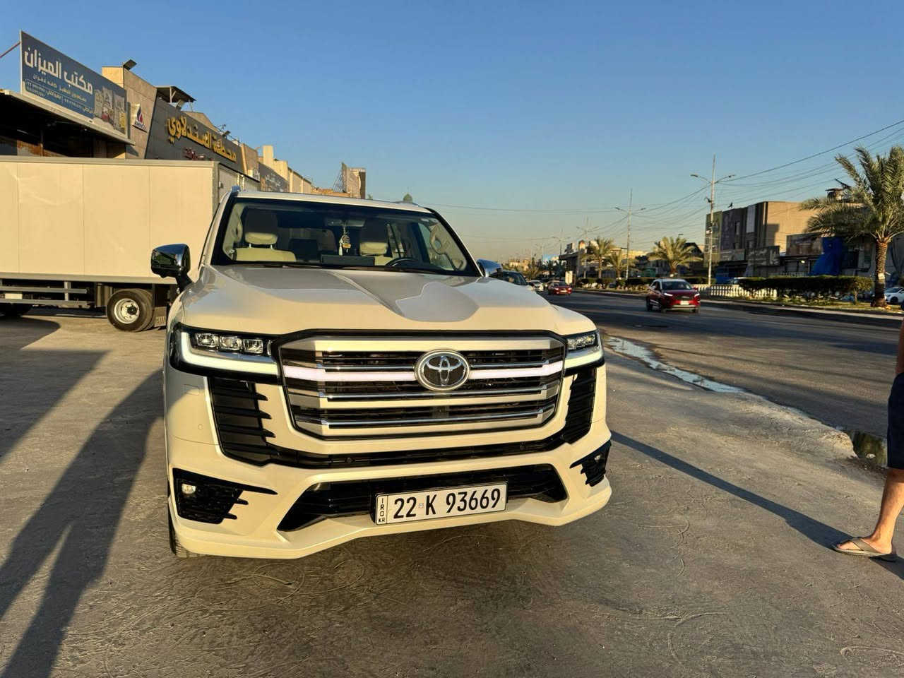 نوع السياره : تويوتا لاندكروزر  VX lmted
ســـــــنة الــــصـنع:2024

السعر :  ظع رقم 1 يأتيك  

لوحة التســـجيل: اربيل 
الــمسافة المـقطوعه:   6 الف كم
نـــاقــــل الــــــحركــة:  اوتوماتيك
ســــعة الـــــمــــحرك:  6 سلندر حجم 4000 تنفس طبيعي المرغوب
انــدفــاع الــعــــجـلات:خلفي وامامي (دبل اكسل)  
لــــــــون الــــســـيارة:ابيض صدف
لــــــــون الــــفـــــرش:  جلد بيجي 

الـــــمــواصـــفات . 

 شاشه كبيرة لمس كارپلاي بلادي
مرايات كهرباء  وقلاب
  تبريد مركزي 3 قطع
 ثلاجة 
تحكم استرين
 نظام ايكو 
تبريد وتدفئه لجميع المقاعد السائق وجميع الركاب
سستم صوت كامل  gbl
شاشات عدد 3 بلادي حفر من الكشن مو تركيب
سلايت
دبل اكسل
ويل كب كروم حجم20
بكرة تحكم بوظعيات القيادة 
ريتايدر 
داخل مطعم بصاج بلادي
دوسات ختم واناره لاندكروز بلادي
شاحن لاسلكي لشحن الهاتف النقال بلادي
اشارة متحركة
هاندبريك بصمة واوتو هولد
لايتات امامي متحرك زنون
رادار امامي توقف ذاتي
كشنات خلفيه كهرباء 
شاشه تحكم لوحة مفاتيح التبريد الخلفيه دجتال
مخرج كهرباء تغذية خلفيه 100W و220V

 سياره بدون اي نقص ومصرف  ...وفول ١/١  ....  باقي مواصفات الاندكروزر  VX المعروفة 
مــــكان الـــــــــسياره: بغداد جميله 
حـالة الـسيارة مكفولة كفالة عامة من كل النواحي والسيارة مخزونة في البيت
استيراد شركة ساز صفر اربيل 
اخوكم هيمن وندي الاركوازي
***********
***********
ويوجد لدينا توصيل السيارات لكافة المحافظات العراقية ( ناقلة / سياقة )
