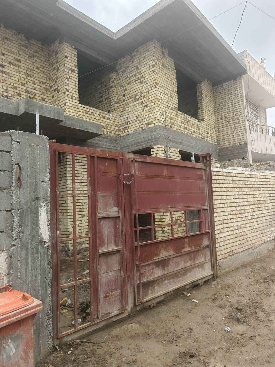 دار للبيع الموقع المحاويل حي الأسرى ع شارع العريض قريب ع الروضه النموذجيه داخل فرع يبعد عن الشارع العريض من ٤٠الى ٥٠متر  نوع العقار زراعي سند ٢٥تحويل مباشر بل طابو المساحه .200متر اللأستفسار ***********
