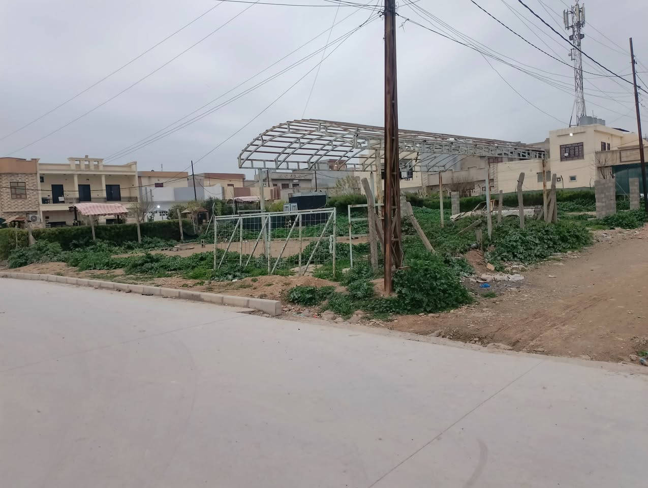 دار للبيع حي السماح الثانيه ٢٤ ركن المساحه ٢٠٠ م مقابل البيت حديقه نفس المساحة مكون  غرفتين وصاله ومطبخ واستقبال طابق واحد وبيتونه شرط تحويل من الشرعي السعر والتفاصيل الاتصال على الرقم ***********او مراسلة الصفحه ملاحظه مع البيت 5 سبالت والكاونتر
