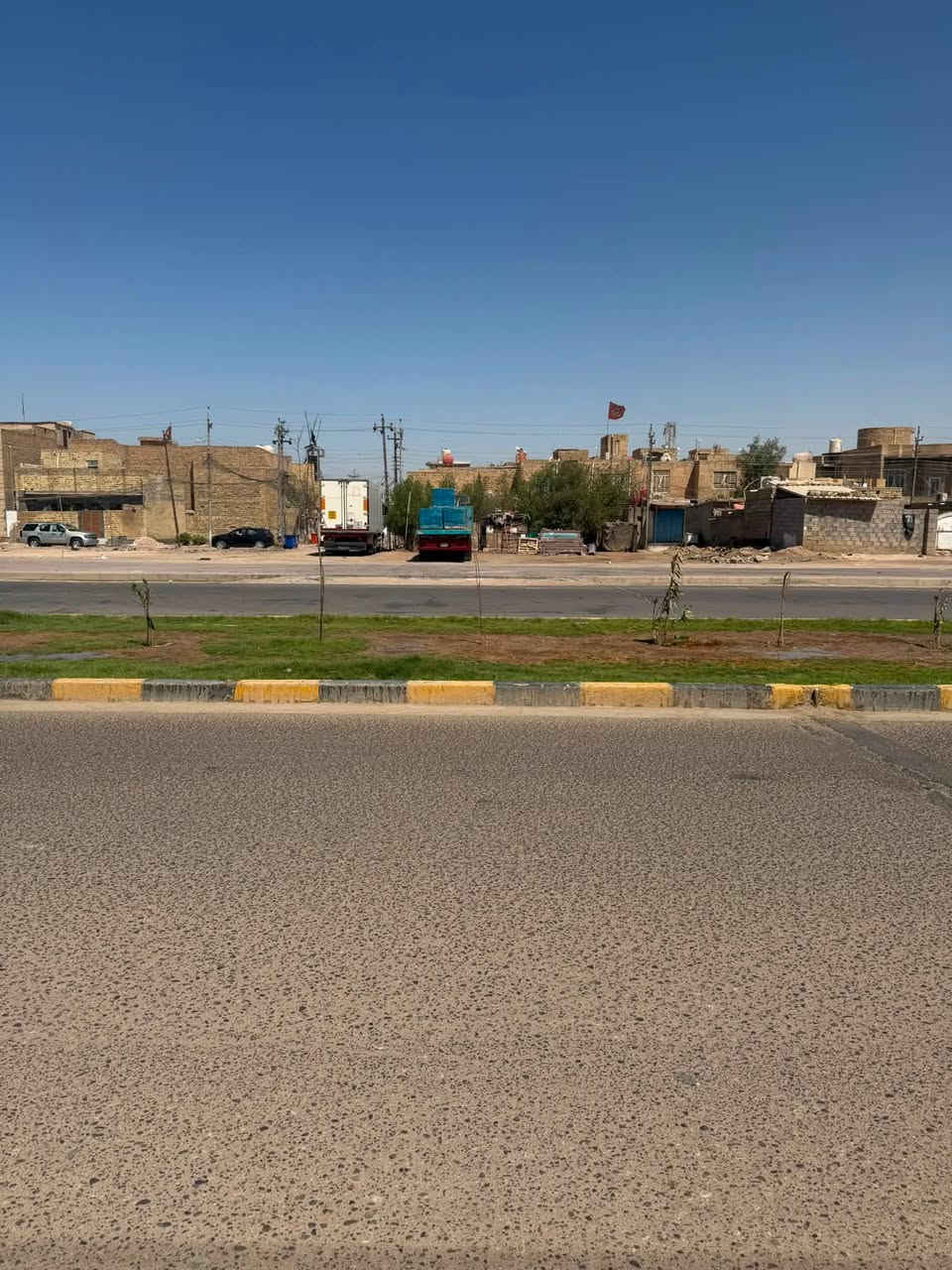 يا الله 

الدار البيع ٢٠٠ متر السايدين مال كراج بغداد البيت يحتوي على 
٢ غرف مال نوم وبطابق الثاني غرفه 
وصاله ومطبخ واستقبال وحمامات واحد داخلي وثنين خارجي البيت على شارع تجاري مقابيله ساحه البيت الاتصال على الرقم ما متواجد على الفيس ***********
