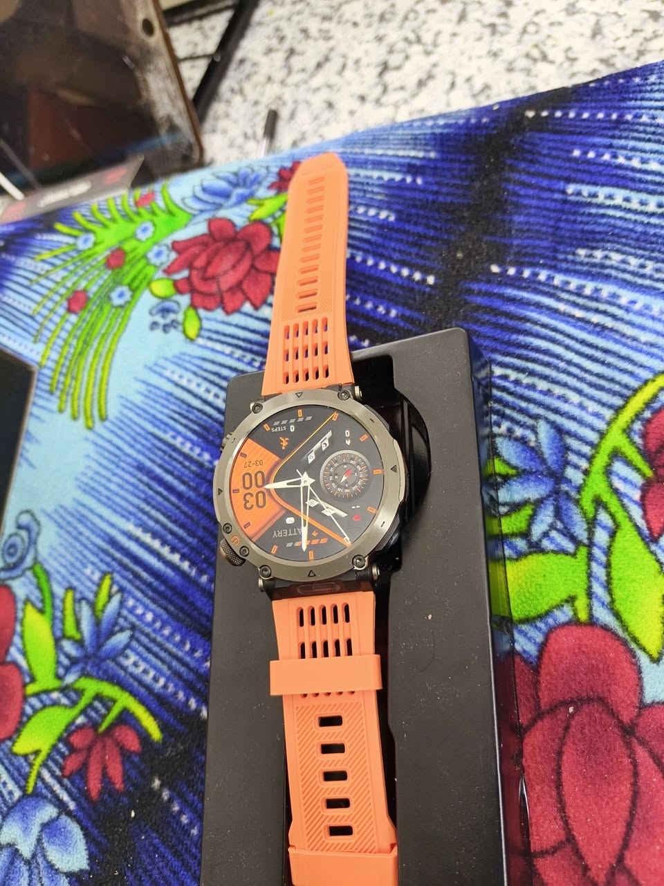 بناءً على الصورة، هذه هي الساعة الذكية HT30، وهي ساعة رياضية ذات تصميم متين (بنمط عسكري) تتوفر بعدة ألوان، بما في ذلك اللون البرتقالي الظاهر في صورتك.
إليك أبرز مواصفات ومميزات هذه الساعة:

المواصفات التقنية

الشاشة: شاشة ملونة من نوع AMOLED (حسب الإصدار) بحجم 1.7 إنش تقريباً ودقة عالية الوضوح.

البطارية: تتميز بسعة كبيرة (تصل إلى 1100 مللي أمبير) لتدوم لعدة أيام دون الحاجة للشحن المتكرر.

الاتصال: تدعم إجراء واستقبال المكالمات مباشرة من الساعة بفضل مكبر الصوت والميكروفون المدمجين. 

المميزات الرئيسية

الصحة والرياضة: تتضمن أكثر من 120 وضعاً رياضياً، وتتبعاً صحياً يشمل قياس نبض القلب، ومراقبة النوم، وعداد الخطوات.

التصميم: مقاومة للماء (معيار IP68) مما يجعلها مناسبة للاستخدام في الهواء الطلق.

التوافق: متوافقة مع أنظمة Android و iOS، وتدعم اللغة العربية والعديد من اللغات الأخرى. 

السعر 40 مع التوصيل


**إذا كنت صاحب هذا الإعلان وتريد حذفه لأي سبب، رجاءا أرسل رسالة إلى الدعم الفني**