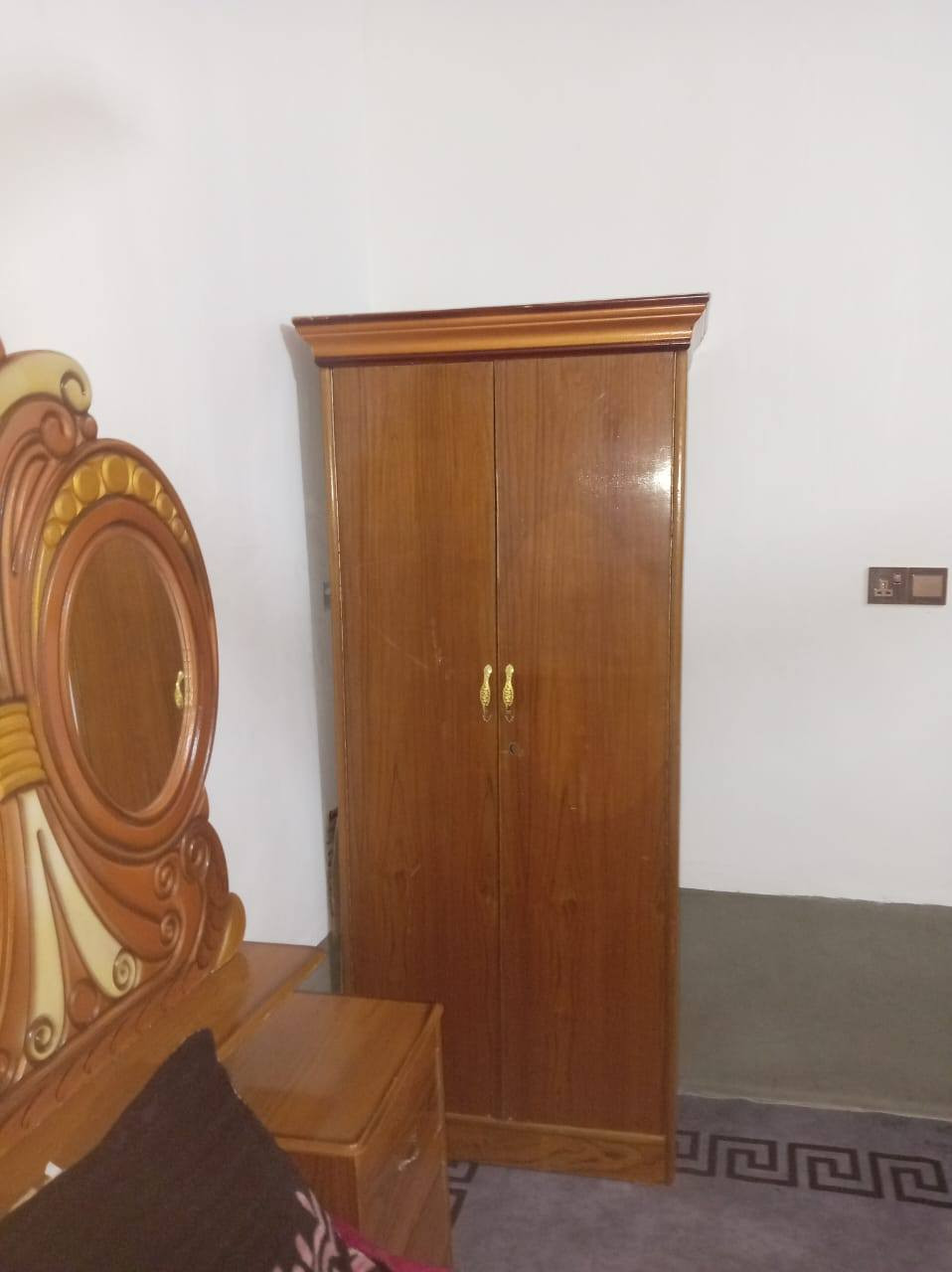 سلام عليكم  غرفه اخشاب للبيع فول نضافه (سعر 700وبيه مجال بصيط 👇
***********
