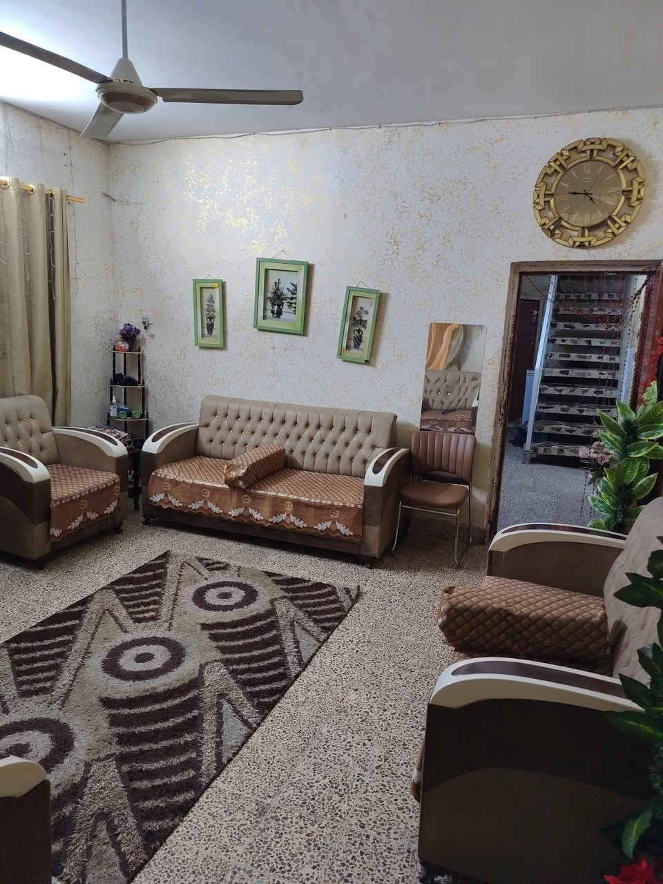 سلام عليكم 
بيت طابو صرف 200 متر بناء ثمانينات 
الموقع الزعفرانيه حي الشهداء قرب مركز شباب الزعفرانيه  قرب على ابورقيه المضمد قريب على منتزه
البيت طابقين الطابق الاول كراج وحديقه و
استقبال وهول وغرفه نوم ومطبخ وصحيات
الطابق الثاني 
5 غرف نوم وبالكون وصحيات
التفاصيل اكثر على الواتساب ***********
