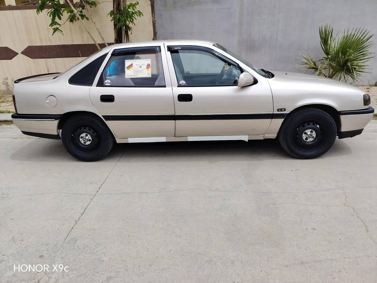 سلام عليكم للبيع أوبل فكترا موديل 1991قفل مركزي سقف سلايت حجم 16 قايش عريض دفتر بانزين رقم كركوك دولي  سنويه لغايه 2031 جديدصبغ جماليه بدون ضرر كهربائي كامل من دعاميه لدعاميه تايرات بطانين صاج جديده سعر 42 وبي مجال بصيط عنوان كركوك رقم الهاتف ***********
