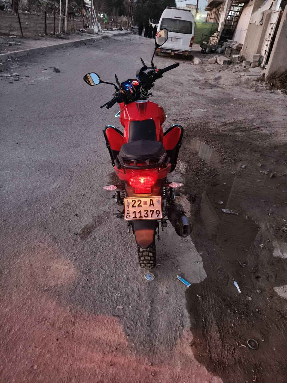 دراجه  ار كي 200 مرقمه رقم اربيل رقم انكليزي محرك مكينه ممفتوحه وخير من الله ماشيه 37 الف  بيهة حادث بصيط دبلات شوي بيهن عواج خفيف واضح بصور ولكفر مال العداد مكسور  السعر 2400000الشراي يجي خاص 
***********
