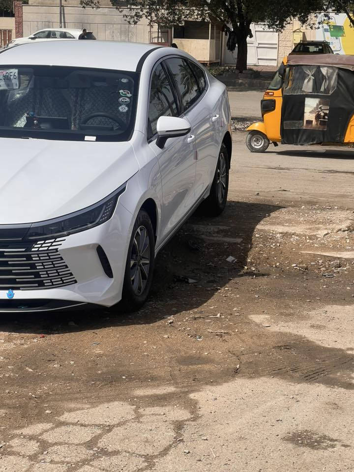 السلام عليكم شباب بي واي دي مديل 2025 للبيع زيرو بعدهه ما مرقمهه ما ماشيه دوشمه ارضيات وكشنات جاهزه للاخير ب 18 ونص وبيهه مجال مكاني بغداد ***********
