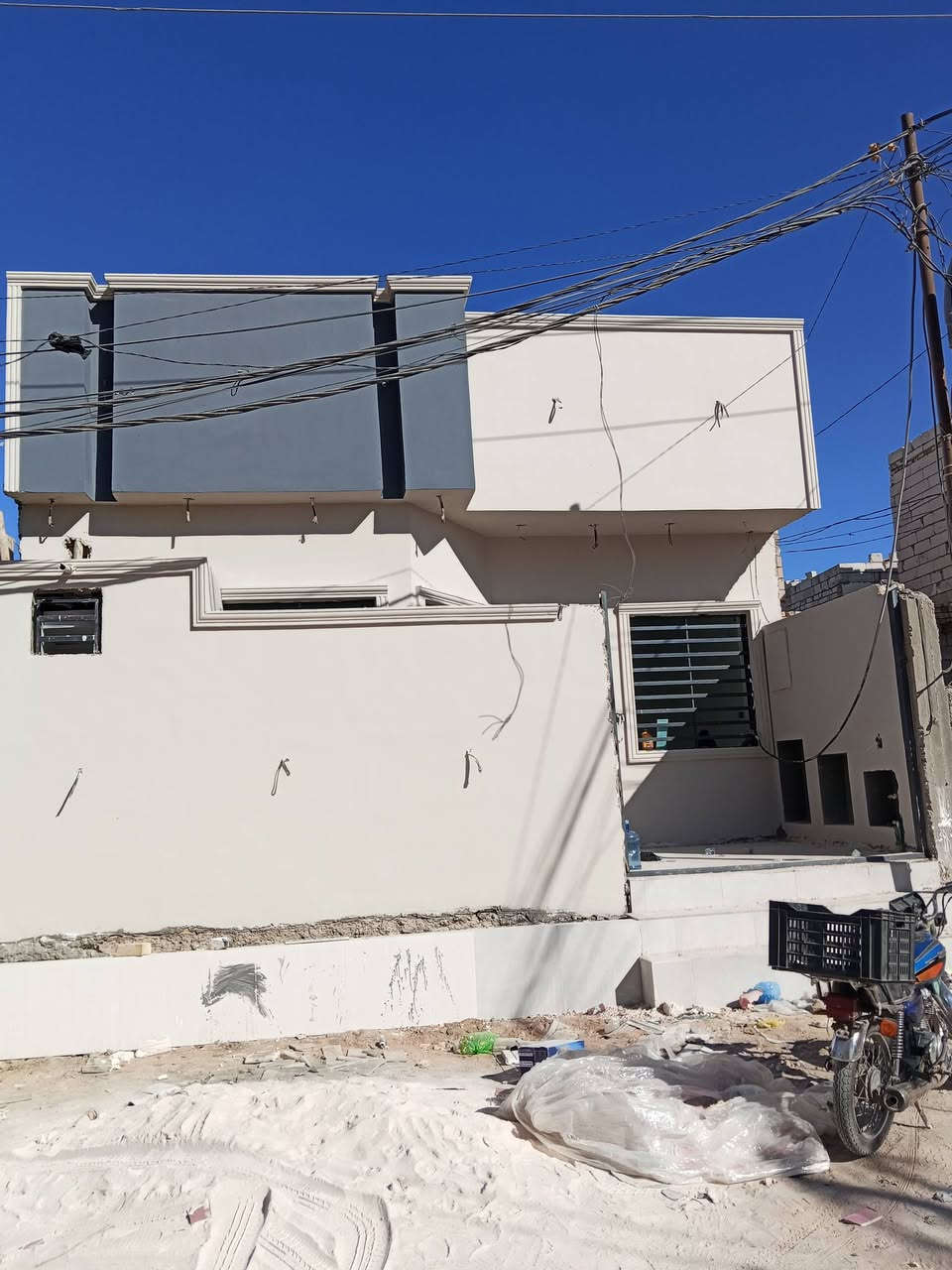 السلام عليكم صباغ داخلي وخارجي شغل فوم ركم  طلس عام خفاء سراميك صبغ اخشاب  حداديه واجهيات شغل درجه اوله عملي داخل صفحه للستفسار واتساب او مراسلت صفحه  حالين متفرغ ***********
