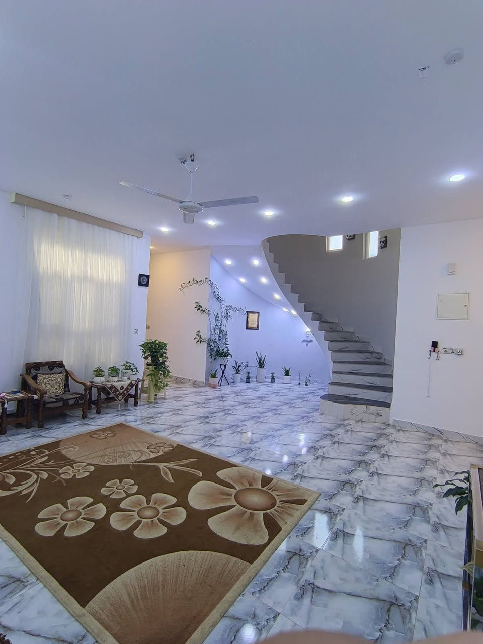 للبيع بيت مساحه ٢٥٠ متر نزلة بيت حايف (١٠×٢٥)طابو زراعي  سند ٢٥ يتحول باسمك ومشمول بقرار التطويب رقم 3200
••الطابق الاول يحتوي :
•صحيات خارجيه
•مطبخ حار وبارد
•استقبال كبير (٥×٨) 
•هول داخلي 
•مجموعة صحيات كامله
•منور عدد ثنين
•غرفة نوم سويت (٥×٦) 
•غرفة نوم (٥×٤) 
•• الطابق الثاني يحتوي :
•غرفة نوم سويت (٥×٨) 
•غرفة نوم(٥×٧) 
•هول داخلي مع مجموعة صحيات كبيره
•غرفة مخزن
• سطح خارجي (يمكن البناء بهِ) + بيتونه. 
م/ توجد مدرسه ابتدائيه + ثانويه خلف البيت 
العنوان : الكوت الجديد/مجمع النفط الثاني / قرب مدرسة الحشد.
السعر ١٥٥ وبي مجال 
للاستفسار اكثر الاتصال على الرقم او التواصل على الخاص
***********
