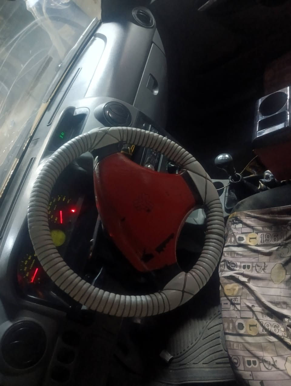 سلام عليكم سايبه 2015كيرومحرك مكفولات شواصي نضيفه بس واحد بي فطر من يم جف زقير مصوره هيه مصفره عليه غرامه 500عليه سنويه بعد شهر تصقط بيه جاملغ مبدل وكشر كدامكم سعر 28وبيه مجال بيه خياس بلدوسات رقم ***********
