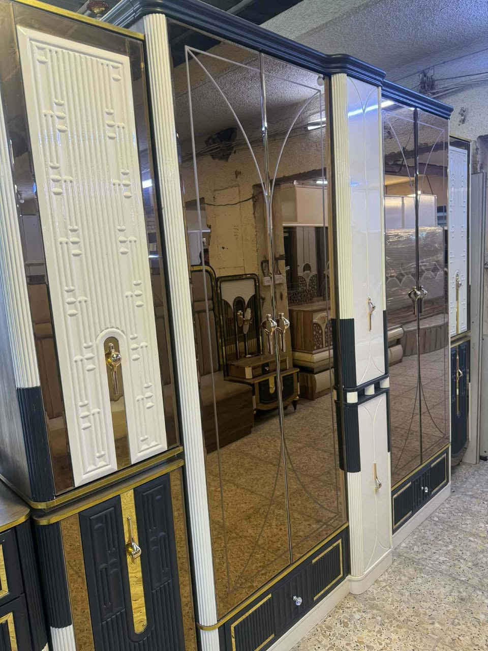 ✨ غرفة تركيأ  اصلي صبغ حراري مودرن 10 قطع ✨
🚪 نظام أبواب دريسنك روم📐  بروفايل فاخر
🛏️ سرير بمخزن عملي
🦾 ضهر بلوك
🪞 جام برونزي 
🧵 قماش وتر بروف أصلي
 سرير مخزن جك 
✨ نظافة 💯
💵 السعر  / ملييوونين و650
🚚 شد ونقل مجاني داخل بغداد


**إذا كنت صاحب هذا الإعلان وتريد حذفه لأي سبب، رجاءا أرسل رسالة إلى الدعم الفني**