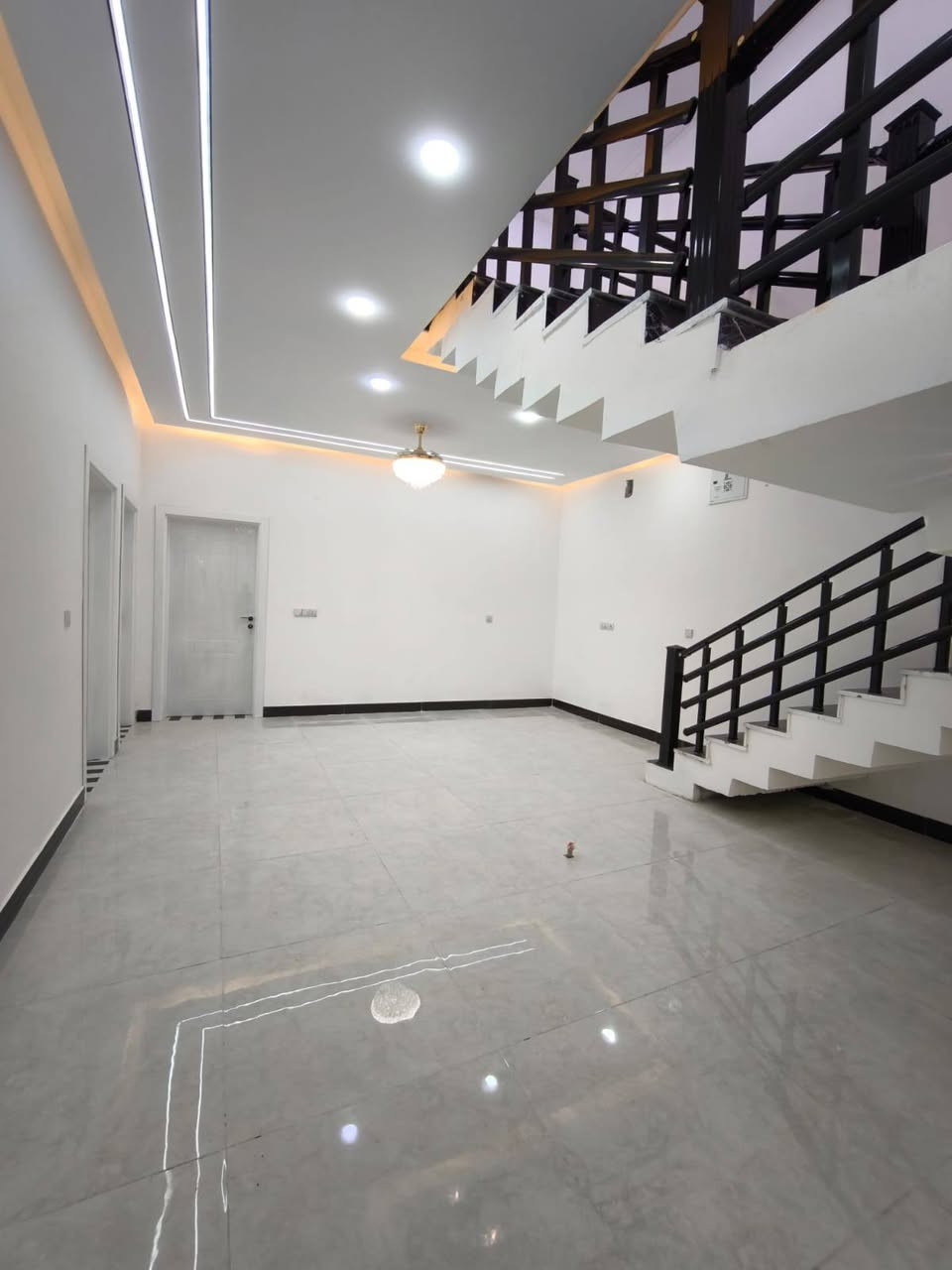 ا#يالله سلام عليكم واسعد الله اوقاتكم
 ***********
 اليوم تحفه

دار سكن قاطين للبيع بناء 2026
مو بيت عباره عن فيلا ماشاء الله 
يتكون من 6 غرف منام وديوان 

جنس العقار طابو ملك صرف يتحول باسم المشتري ثاني يوم

#المساحه250 متر 

يحتوي القاط الاول على غرف منام 3 كل غرفه بيها حمام 
و ديوان كبير
و مطبخ 
او مناور
و صاله و وصحيات داخلي وخارجي 
وگراج وحديقه 🌲🌴🌹
اما القاط الثاني يحتوي على غرف منام 3  منهن بيهن حمامات 
بلاضافه الى صاله وصحيات 

العنوان بصره أبي الخصيب سبيليات الغربيه
موقع راقي 😎 

جميع الخدمات متوفره ماء كهرباء شارع تبليط 15 متر 
شغل البيت كله درجة أولى

السعر 250مليون  و بي مجال للشراي
للاستفسار تصل ***********
