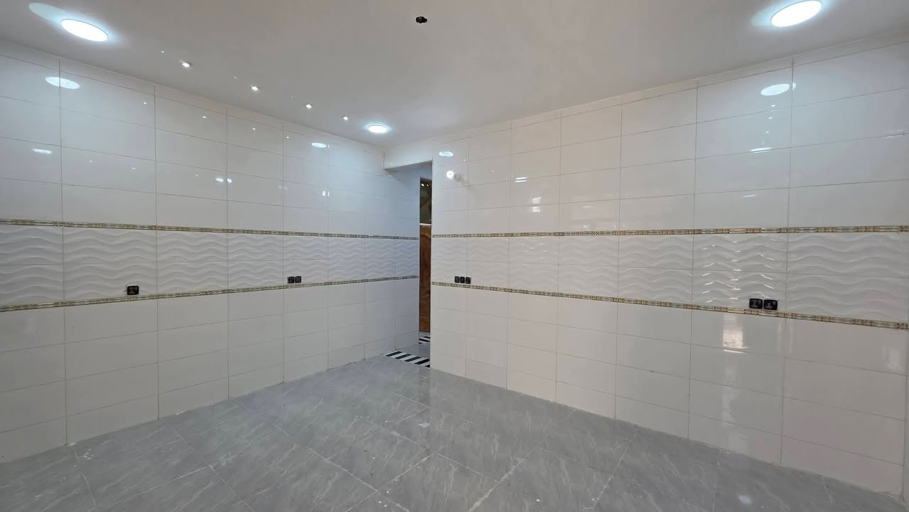 السلام عليكم دار للبيع بصف الركن شارع ١٠ م كوت حي الحكيم شارع الوائلي يبعد عن شارع الصب ٥٠ م يحتوي ع غرفتين نوم وصالة ومطبخ واستقبال اوصحيات داخليه وخارجيه البناء طابوق درجه اولى السعر 85 وقابل للتفاوض ***********
