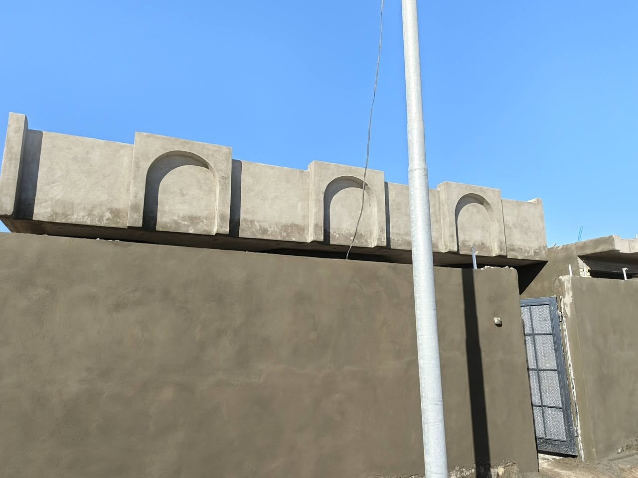 السلام عليكم
لباخ متفرغ اسمنت وجص وبورك
اسمنت خشن وناعم المتر 6ونص
جراره ونثر 6ونص
سقل ب6
تشميع داخل وخارج 2500
لط وجص 5
***********
