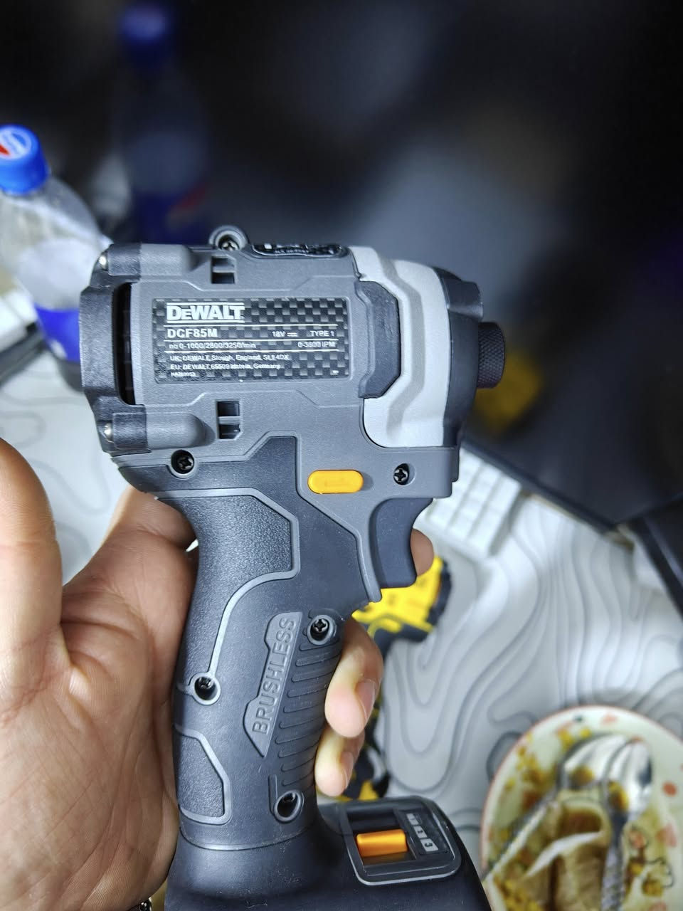 دريلات ديولت اوربي مو صيني ولا مكسيكي ولا امريكي اوربي بيه بار كود للتاكيد 
بطاريات ديولت 3 مع شاحنه 
ضمان انطيك بيهن 
مكاني كراده توصيل متوفر 
دريل على 150الف الواحد وبيه مجال بسيط 
البطاريات والشاحنه 100الف 
***********
