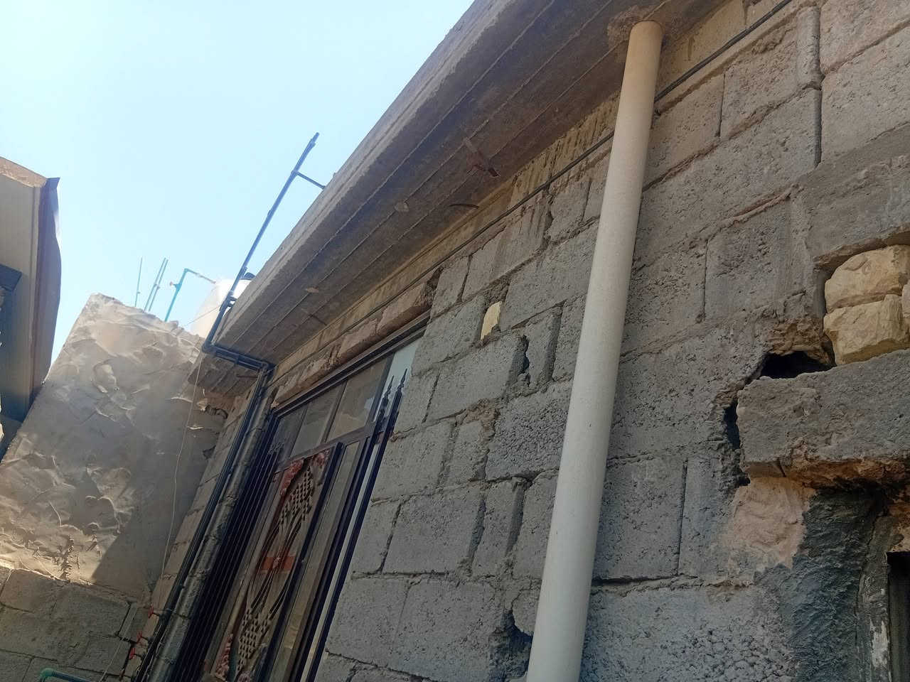 السلام عليكم بيت للبيع وره البانزيخانه حي الشهداء بناء حديث ركن م ١١٦ زراعي خدمات كامله الرباط صب ولسكف صب الاستفسار اكثر ***********
