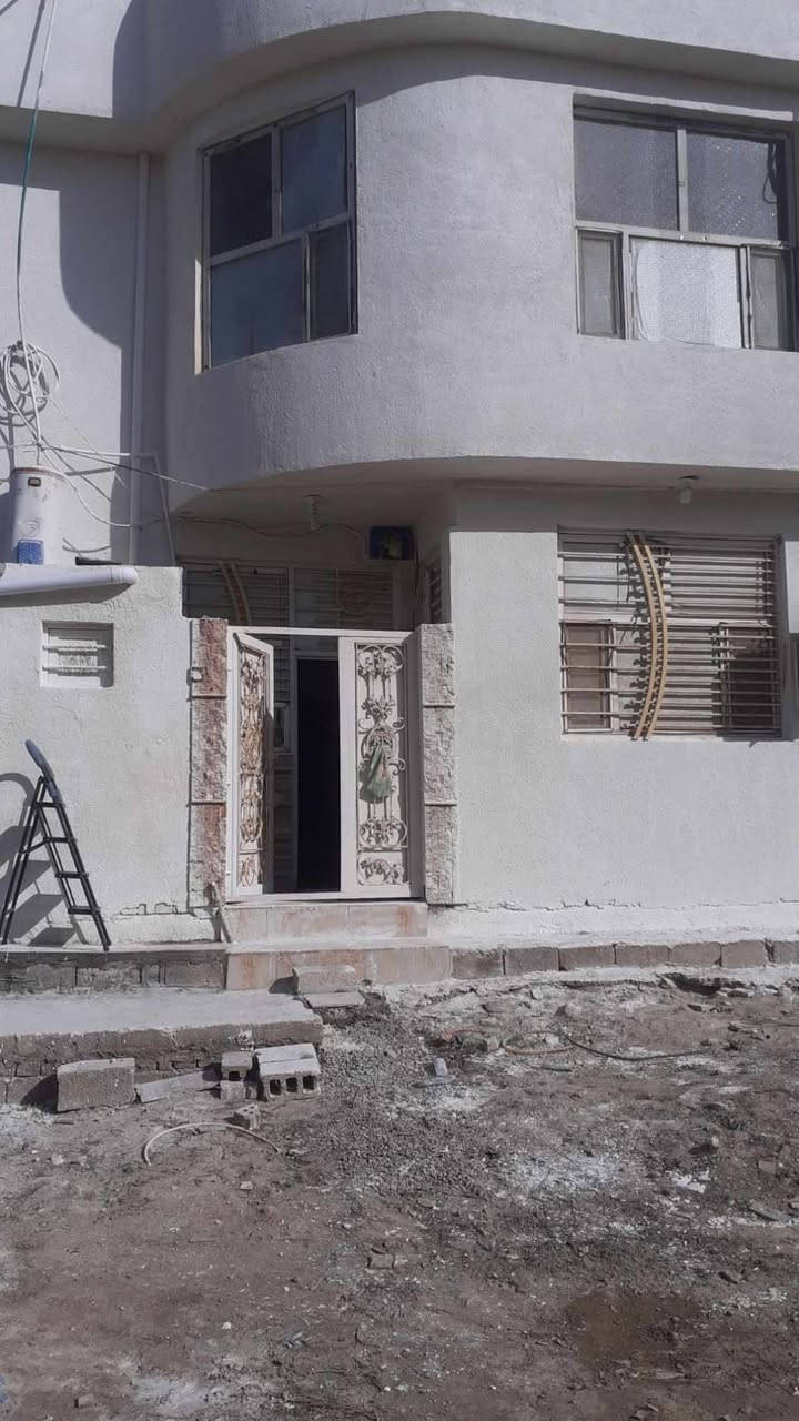 السلام عليكم
٥٠ م مربع طابقين 
بناء درجه ممتازه
رفت طابوق كونكريت مسلح
خدمات كامله.البيت جاهز للسكن او حسينيه للزوار
يبعد عن الامام حوالي ٥ دقائق
تدخله من شارع الحداد او من شارع احمد الوائلي (حميد ابو الجام
قرب بستان ابو نبيل
للتواصل واتساب***********
