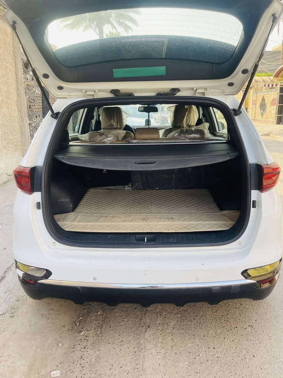 السلام عليكم من رخصه الادمن سبورتج 2019 خليجي بأسمي رقم إنكليزي بغداد مواصفات بنوراما تحكم إستيرين جهتين مري شفط إشاره بالمري مود درايف 3 وضعيات اضاءه داخليه لد شاشه حساسات أمامي خلفي العنوان بغداد رقم الهاتف *********** ملاحضه باب خلف السائق بس طخه ما مصلح كما موضح بالصور السعر 193$
