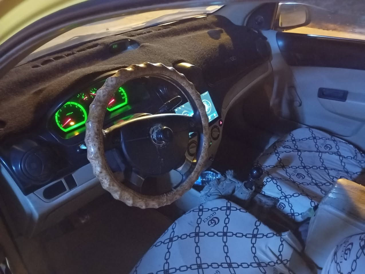 افيو ٢٠٠٩مكينه ١٤٠٠مفتوح جديده منضومة تبريد كله جديد حداديه وتخم تاير جدد باتري وداينمو جددبأسمي رقم انكليزي سنويه منتهيه صار شهر هيئه وغرامات مصفره السعر ٥٠مع المجال الكوفه حي ميسان ***********
