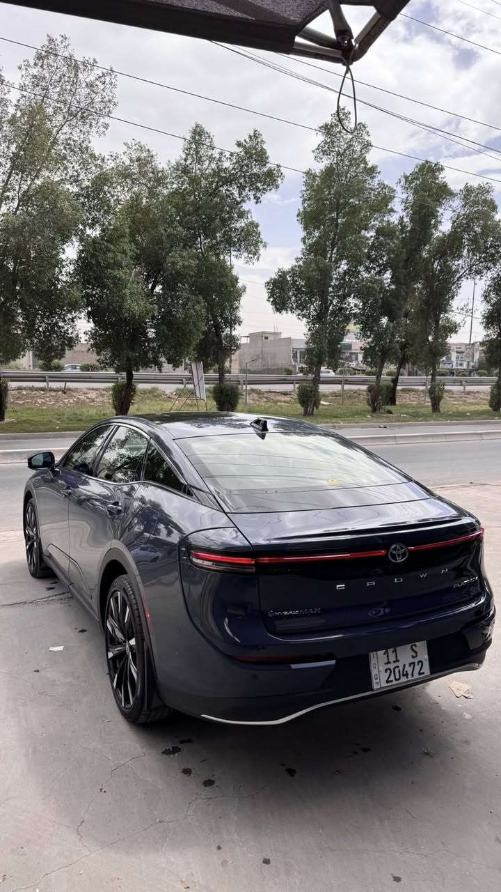 تويوتا كراون هايبرد 2025 بلاتينيوم 
هايبرد ماكس اعلى فئه مكينه 2400 توربو
سياره حادثهه امامي بدون دواخل 
بنيد مبدل ومصبوغ وجاملغ نفسه ربع صبغ 
ماشيه 22 الف ميل
جاهزه ومابيه اي نقص 
موجوده بحي جامعه 
للبيع او مراوس 
السعر ب32.300$ وبيه مجال 
***********
 ￼
المواصفات
     • محرك هايبرد اقتصادي
 • كير أوتوماتيك
 • دفع رباعي AWD
 • شاشة عدادات رقمية 12.3 إنج
 • شاشة وسائط متعددة 12.3 إنج
 • نظام صوتي فاخر jpl
 • بصمة تشغيل + دخول ذكي
 • شاحن موبايل لاسلكي
 • نظام Auto Brake فرملة طوارئ أوتوماتيكية
 • نظام Auto Park صف السيارة تلقائياً
 • رادارات أمامية وخلفية وجانبية بكل السيارة
 • كاميرات 360 درجة رؤية محيطية
 • رادار مسار يحافظ على المسار
 • مثبت سرعة راداري
 • نظام النقطة العمياء بالمرايا
 • تنبيه الاصطدام الأمامي
 • حساسات اماميه خلفيه 
 • رنكات ألمنيوم رياضية
 • مصابيح LED
 • سقف زجاج
 • مقاعد جلد فاخرة
 • تبريد وتدفئة للمقاعد
 • تحكم كهربائي بالمقاعد مع الذاكرة
 • كاميرا مراقبة السائق (Driver Monitoring) 
 • التايرات الخلفية تلتف ويا الأمامية 
(Rear Wheel Steering)
وبعد بيه هواي مواصفات
