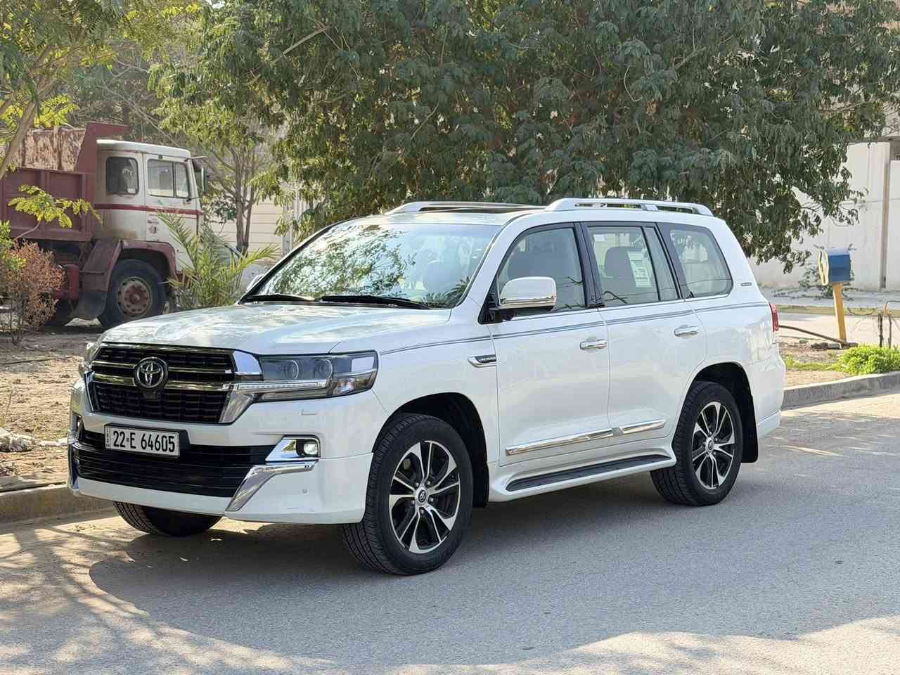 السلام عليكم للبيع
� للبيع لاندكروزر GXR – Grand Touring – Special Edition
موديل 2021 رقم اربيل ب اسمي ابيع مااسوي وكاله فقط احول 

🔹 محرك 6 سلندر بنزين
🔹 قير أوتوماتيك
🔹 دبل ثقيل + خفيف
🔹 نظام دفع رباعي
🔹 داخلية جلد
🔹 3 شاشات (أمامية + خلفية)
🔹 كامرات 4
🔹 سنسورات أمامية وخلفية
🔹 مثبت سرعة
🔹 تحكم بالمقود
🔹 مرايا كهربائية
🔹 إضاءة LED
 🔹 جنوط ألمنيوم
🔹 السيارة نظيفة جداً
 جنطه كهرباء
ماشيه السياره 90 الف حقيقي
ملاحضه مهمه السياره بيه تعديل بسيط بارد موضح بل صوره
الباقي كفاله عامه مكاني كربلاء 
 *********** 
السعر 590 بيه مجال شيء بسيطه + كلشي اكو بل سوك والله يرزق الجميع
