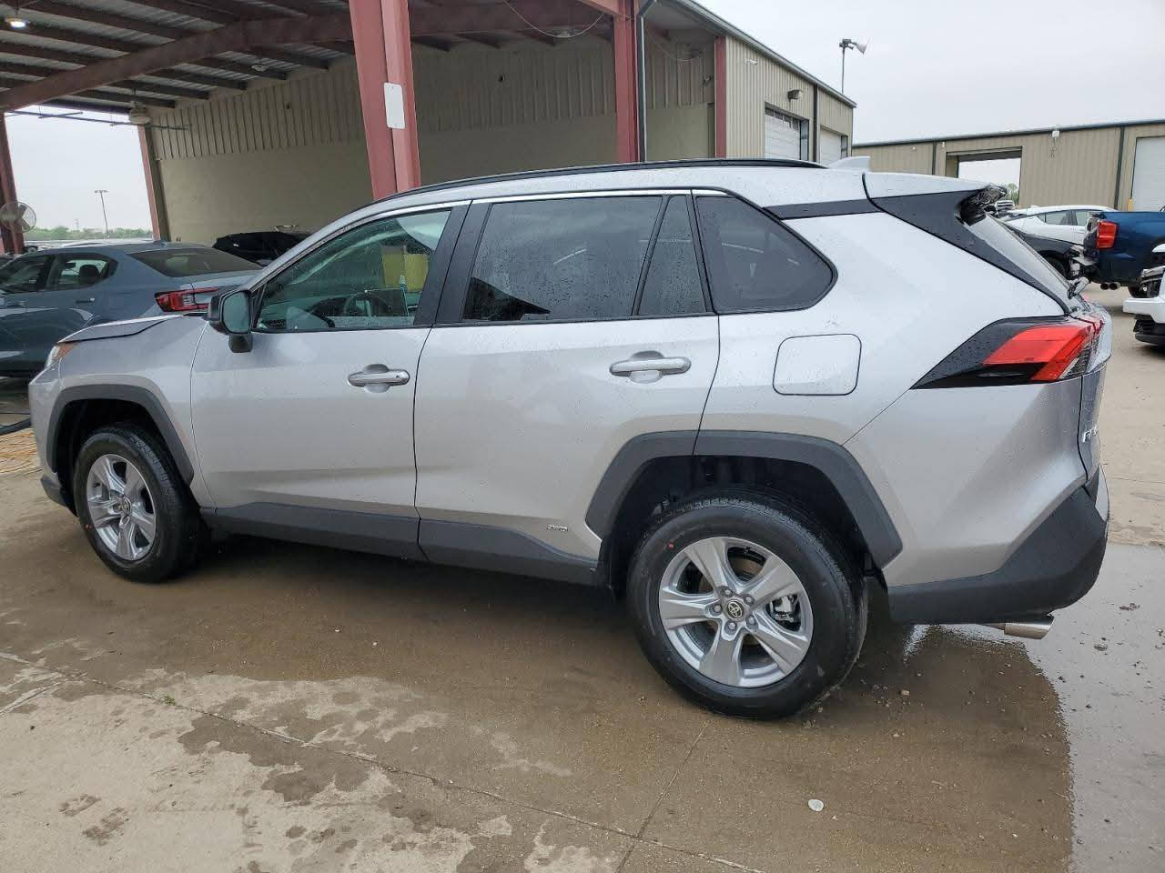 سلام عليكم
سيارة للبيع ،، تيوتا راف فور هايبرد موديل ٢٠٢٥ ماشية ٣٠٠٠ LE مواصفات عادية حادثها موضح بالصور تبديل جاملغ الايمن ومصبوغ والجاملغ الخلفي شبر منه راجع بارد وشويه صبغ بالبنيد عارضها ٢٤٥ وبيها مجال للشراي
*********** مرقمة وباسمي
