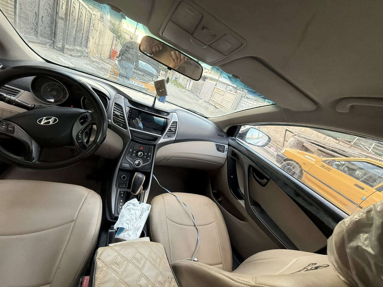 سلام عليكم اللنترا موديل 2015خليجي بيها اربع قطع صبغو ومشكلة بل تنميرة مال كير مكينتة السيارة خيرا من الله رايدة ب100 ورقة وبيها مجال مكاني بغداد العامرية كهربائية كلةة شغالة 
وهاذا الرقم للستفسار ***********
