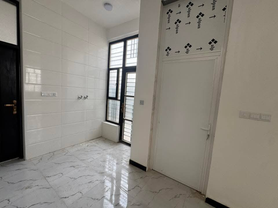 السلام عليكم بيت للايجار بالبكرلي طريق البوحمير قرب محطة البانزين خانه الجديده يبعد عن الشارع العام 40 متر  مساحه 200 متر بناء حديث طابقين يحتوي على ثلاث غرف نوم
الطابق الاول يحتوي على غرفتين واستقبال كبيروكلدور وكلدور كبير  ومطبخ كبير 
وصحيات وحمام ومنور 
الطابق الثاني يحتوي على غرفه 

سعر الايجار 375 وبي مجال

للاستفسار الاتصال على الرقم *********** حسين المعموري
