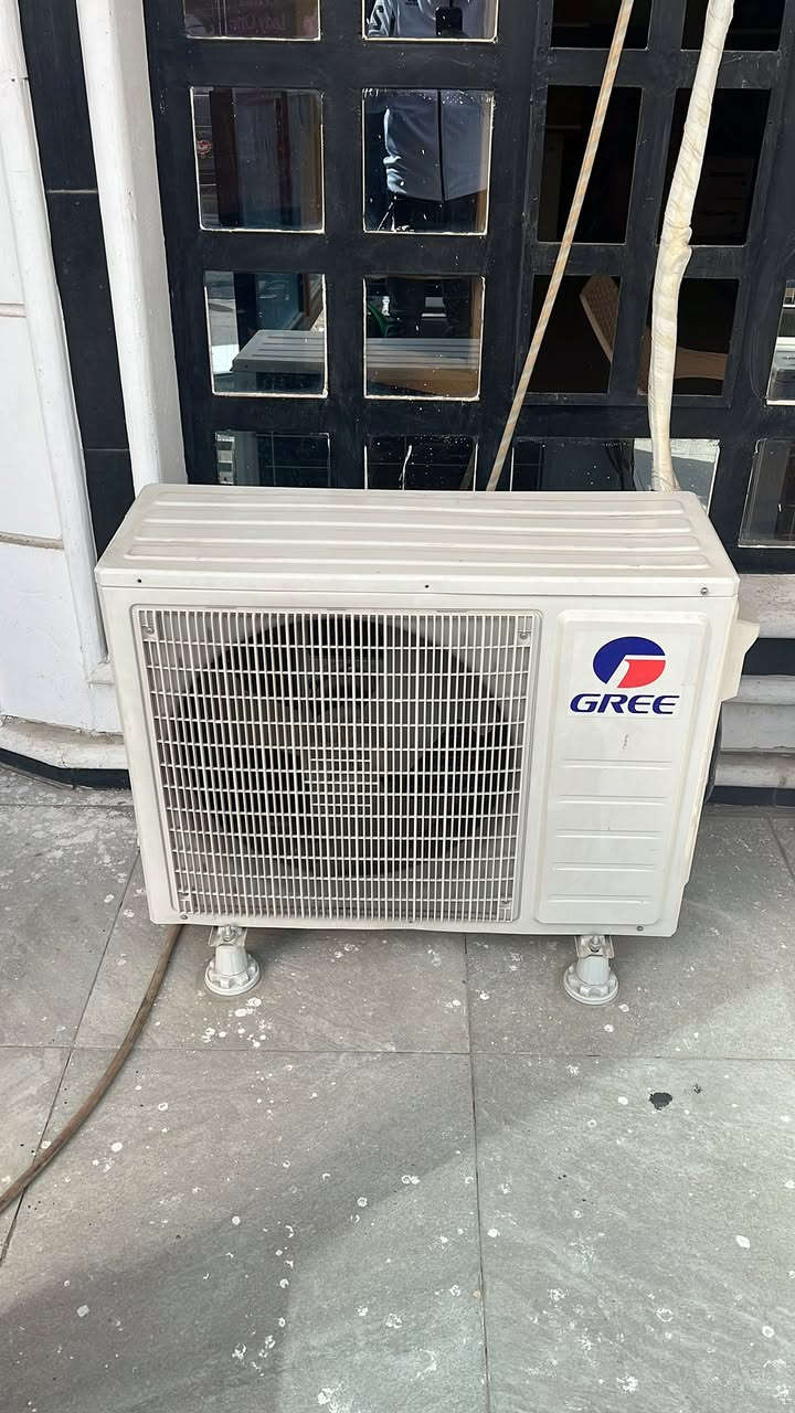 سبلت طن ونص عدد (2) مستعملات كلش قليل
للبيع المكان بغداد الكرخ دور الضباط 
***********
