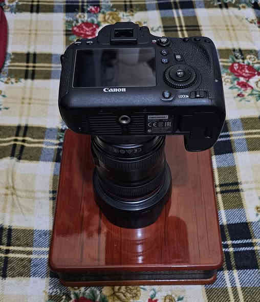 السلام عليكم 
كامرا كانون 6D مع عدسه 24_105 الرنك الاحمر 
الكامره استعمال شخصي نضيفه مثل ماموضح بالصوره 
وياه كرب حامل بطاريات وبطاريه وحده مع جميع ملحقاته كارتونه شاحنه مع جنطه وحزام الكتف كل غراضه الاصليه 
السعر ٨٠٠ وبيه مجال للطيبين 
الكامرا غنيه عن التعريف موجود توصيل جميع المحافضات 
للتواصل خاص او واتساب ***********
