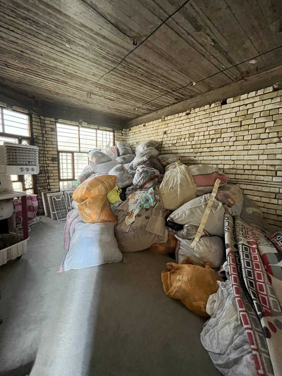 السلام عليكم شلعة بالة للبيع تحتوي على ملابس شتوية وصيفية ومفروشات بسعر مناسب جداً (مال تعزيلة)، شرط تشوف الملابس بعينك  يله تاخذهن


**إذا كنت صاحب هذا الإعلان وتريد حذفه لأي سبب، رجاءا أرسل رسالة إلى الدعم الفني**