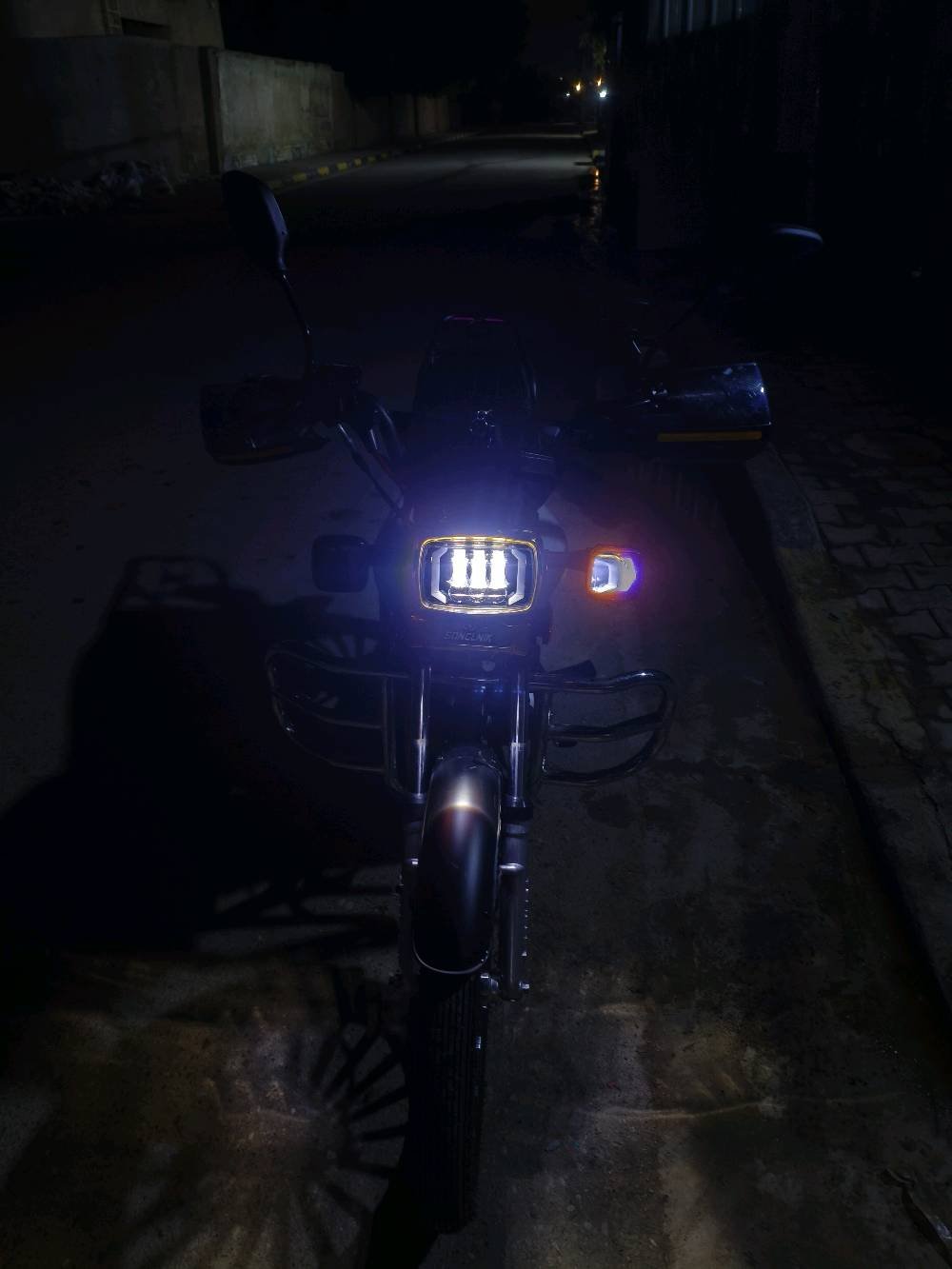 دراجة نار جديدة للبيع من نوع Sonclini، موديل 2026. تتميز بمحرك 200 سي سي قوي ومقاعد مريحة، بالإضافة إلى لوحة تحكم إلكترونية حديثة. مثالية للقيادة في المدينة أو الرحلات الطويلة. الإضاءة الأمامية والخلفية LED لزيادة الأمان أثناء القيادة في الليل.