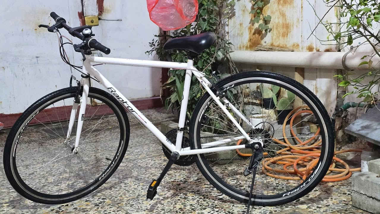 بايسكل  c700  كامل من كلشي  مستخدم أسبوع
الحجم 28
المقعد مريح جدا
السرعة سريع وسلس جدا للاماكن البعيدة والشوارع
الفريم حديد والمنيوم مناسب 
السعر 180 وبي مجال عنواني بغداد ***********
