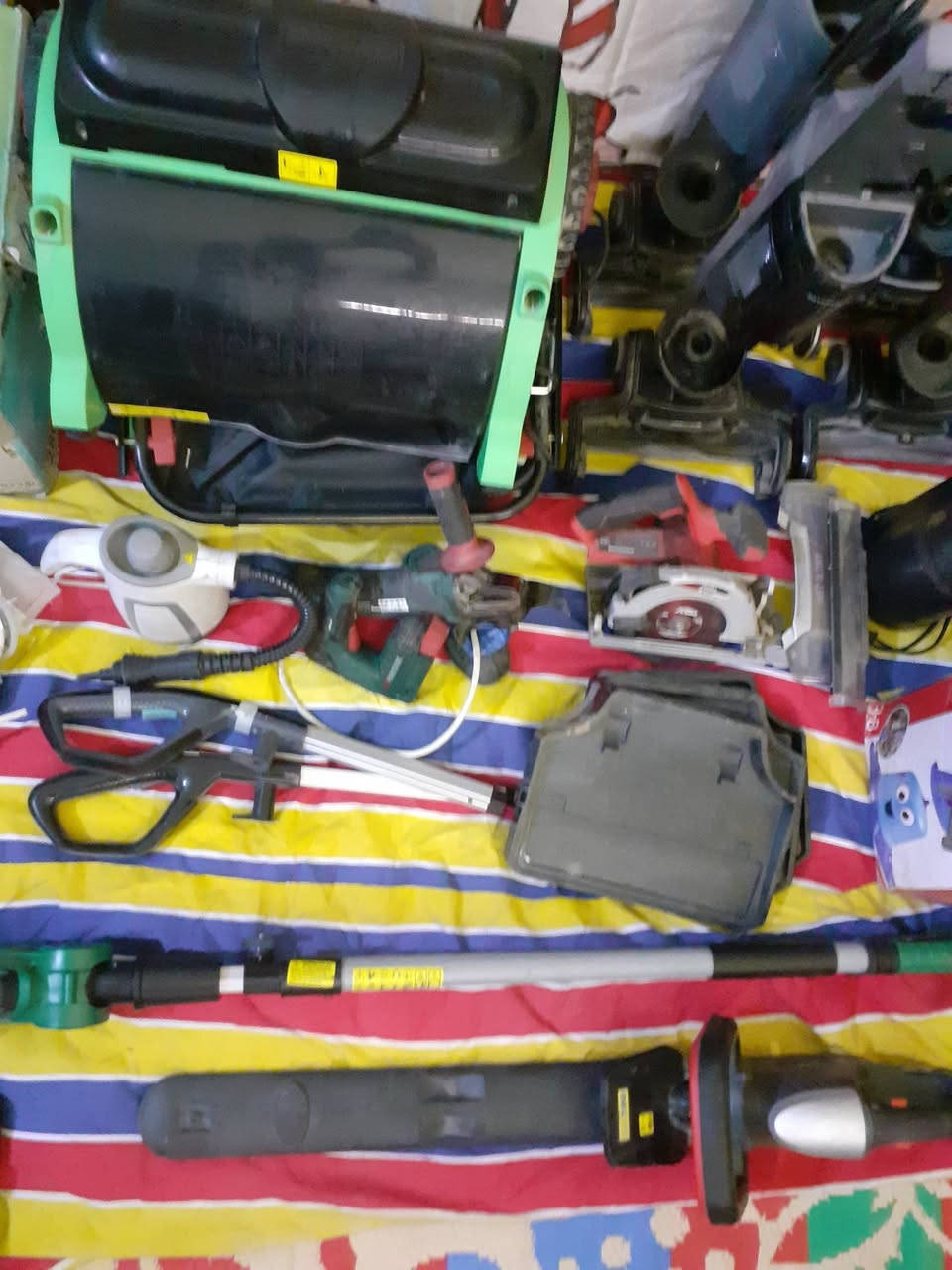 شلعه أغراض بيهن فحم ومستعمل  على ٢٠٠٠ القطعه العدد ٣٥ واكو نواعم ماحسبتهن للتواصل واتساب ***********
