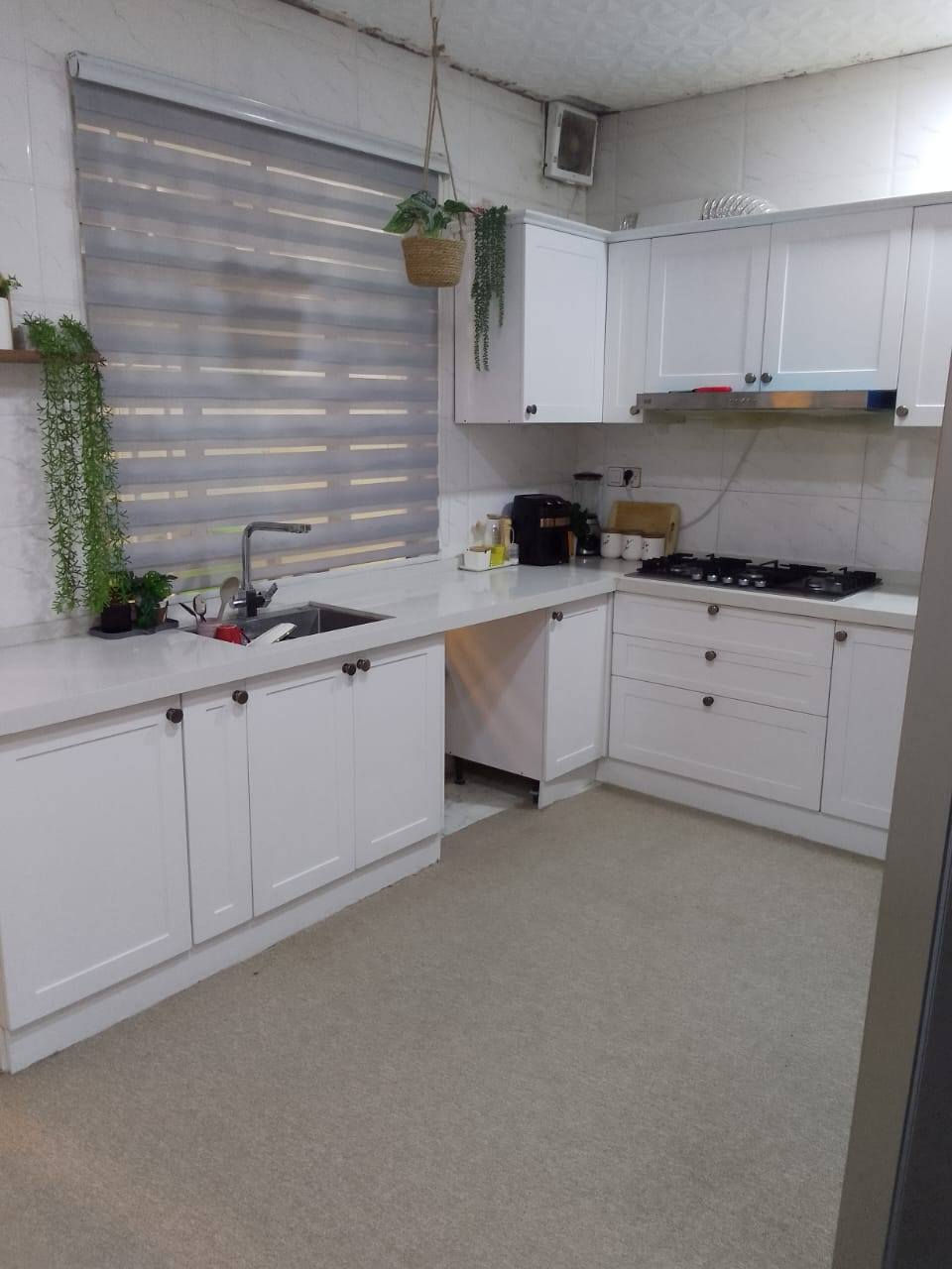 دار للبيع. مساحه 100متر واجهه 5 النزال 20 يحتوى الطابق الارضي غرفه نوم وكلدور ومطبخ ومجمع صحيات  والطابق الثاني. غرفه نوم شارع تبليط ومجاري عنوان شارع 80خلف مول نون  الاستفسار***********
