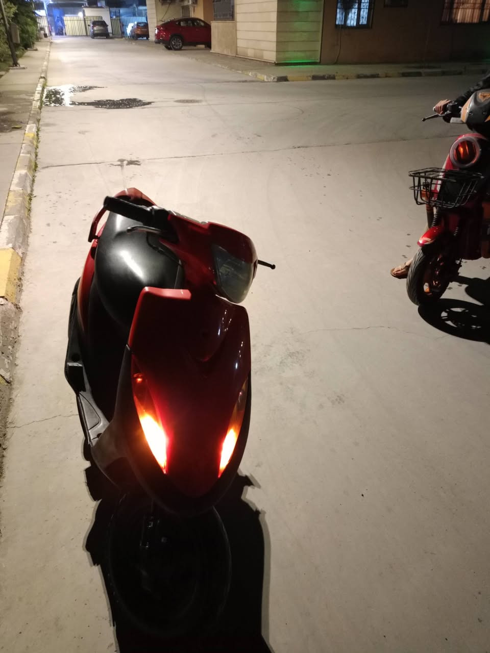 سلام عليكم دراجة ماكس عدلة كلش نظيفة مبدل بس كفرات لن كفرات مالته تعبانة مكينة خير من الله بوشهة 55 كهربائيات مالتهة كلهة شغالة بس باتري شوية تعبان رايدهة ب 500وبيهة مجال رقم التلفون *********** عنوان #بغداد عامرية
