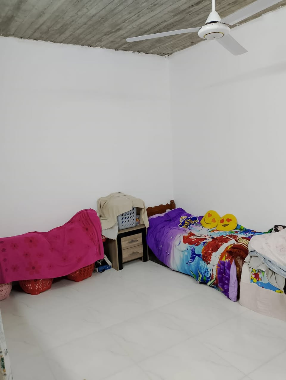 إعلان.... إعلان 
دار زراعي للبيع 
المساحة 100 متر طابق واحد 
العنوان 57 مقابيل جامع الراشدين 
يتكون من....
استقبال 
غرفة نوم 
مطبخ حمام تواليت 
ملاحظة ......
نقص في الدار السقوف الثانويه فقط 
للاستفسار اكثر يرجى الاتصال على الرقم التالي 
***********
