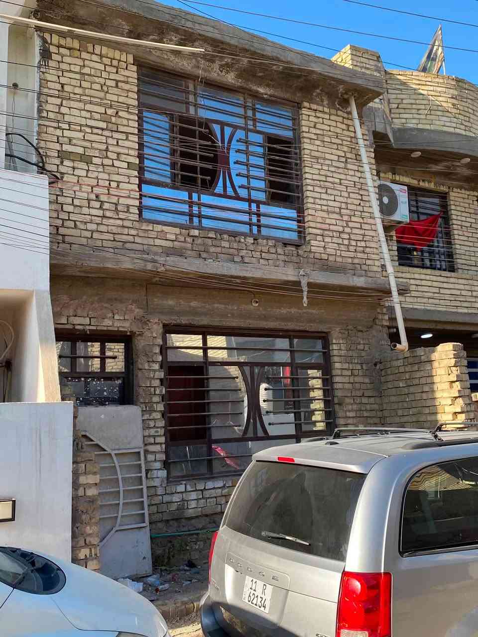 اخوان بيت 100 متر  لبيع نهاية الاربع شوارع 
شارع عبيد الفيتر زراعي 25 وكالة  على شارع الرئيسي 
           
      سعر البيت (108) مليون وبيه مجال  
 
البيت يصلح استثمار كون البيت وجهين على شارعين 
وجه البيت على شارع رئيسي وضهر البيت على شارع فرعي يعني تكدر تئجره كل طابق 400 الف 
لاكن البيت يحتاج إلى بعض الترميم 

اخوان بدون زعل دلاليه المكتب اخذ مليون 
وتساب ***********
