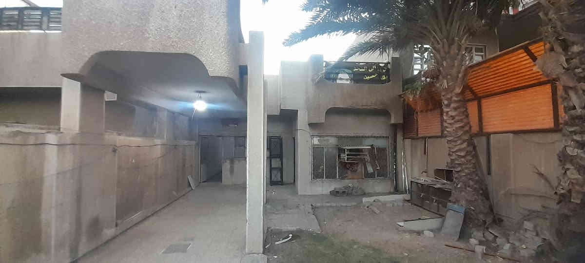 دار للبيع في منطقة الشرطه الرابعه شارع البالات المساحه ٢٢١ متر يحتوي على كراج كبير وحديقه وصاله ومطبخ وهول وغرفتين نوم وخدمات المراجعه مع مكتب الاماني للعقار للإستفسار/علي ***********
