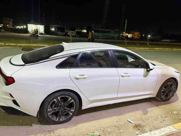 كيا K5 موديل 2021 خليجي فول نضافة
–
بحالة الوكالة

ماشيه 89 الف كيلوو فقط

المواصفات:
لون أبيض لامع – محرك   دوش 2000 اقتصادي
كير أوتوماتيك – داخل لونين (أسود وبيج)
شاشة أندرويد + إنترنت وخرائط
تبريد قطعتين – مرايات شفط
حساسات أمامي وخلفي
كروز سرعة – مانع تصادم
لايت زينون 4 عدسات + كشافات ليزرية
كاميرا 360 
تحكم ستيرن – كشنات مخمل
نظام تبريد مناخي منفصل – ويلكات 18

ملاحظات: صبغ بسيط في الباب الخلفي الايمن اقل الشبر  فقط والجاملغ الخلفي الايمن صبغ ايضاا بسبب دحجه بسيطه وتوجد ملاحظات للمعرفة اكثر اتصل 
رقم بغداد سنوية باسمي تحويل ثاني يوم

الـــــــــــــسعر :185ورقه وبيهه مجال 

رقم صـــاحب سيارة:***********
