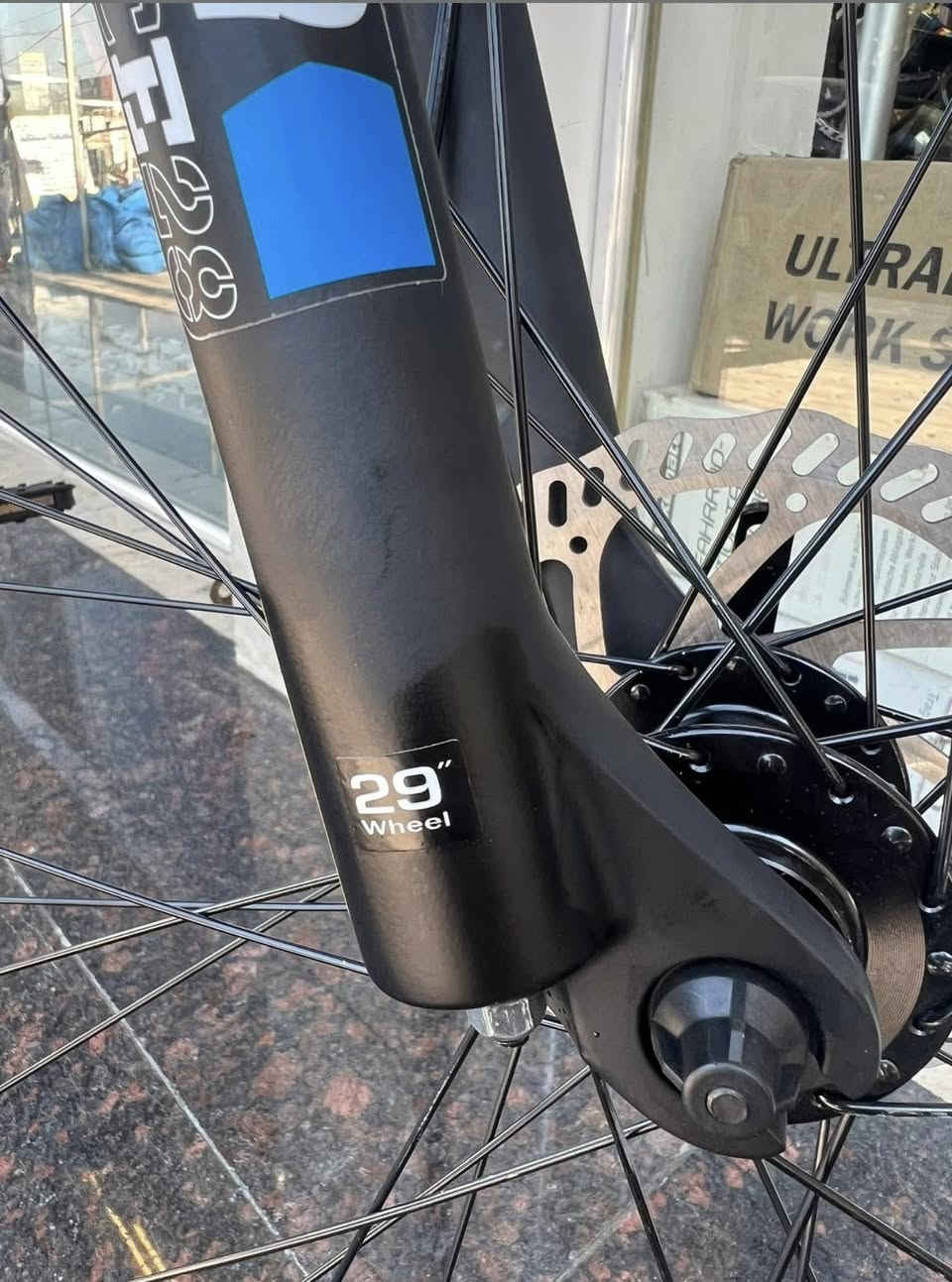 السلام عليكم : 

حجم الشه L 
وحجم الويل 29
المكينه مالته 8نمر
الباسكل كلشي بي بلادي عده لعكرب مالته تجاري
الوصل مال شراء موجود نضافه 100/90
السعر 230.  :وبي مجال قليل حك الجيه 
عنواني : بغداد البياع حي التراث 
الرقم ***********
