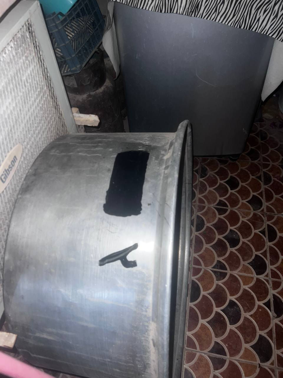 كدور طبخ عدد 3
عيون عدد 2 
مناصب او ميز يكعد عليه الكدر عدد 2 تفصال حديد ثقيل 
استخدام قليل ونضيفات حيل للبيع السعر 225 
مكان بابل ***********
