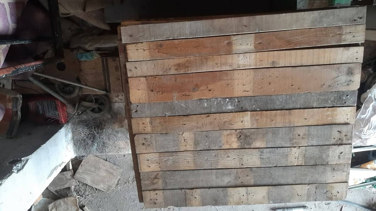 مكعب خشب سكيبات اسباني جاهز مفلش الطول متر ومتر وعشرين سنتم أغلب خشب المكعب جيد المكان البورصه شارع البيبسي موبايل
***********
