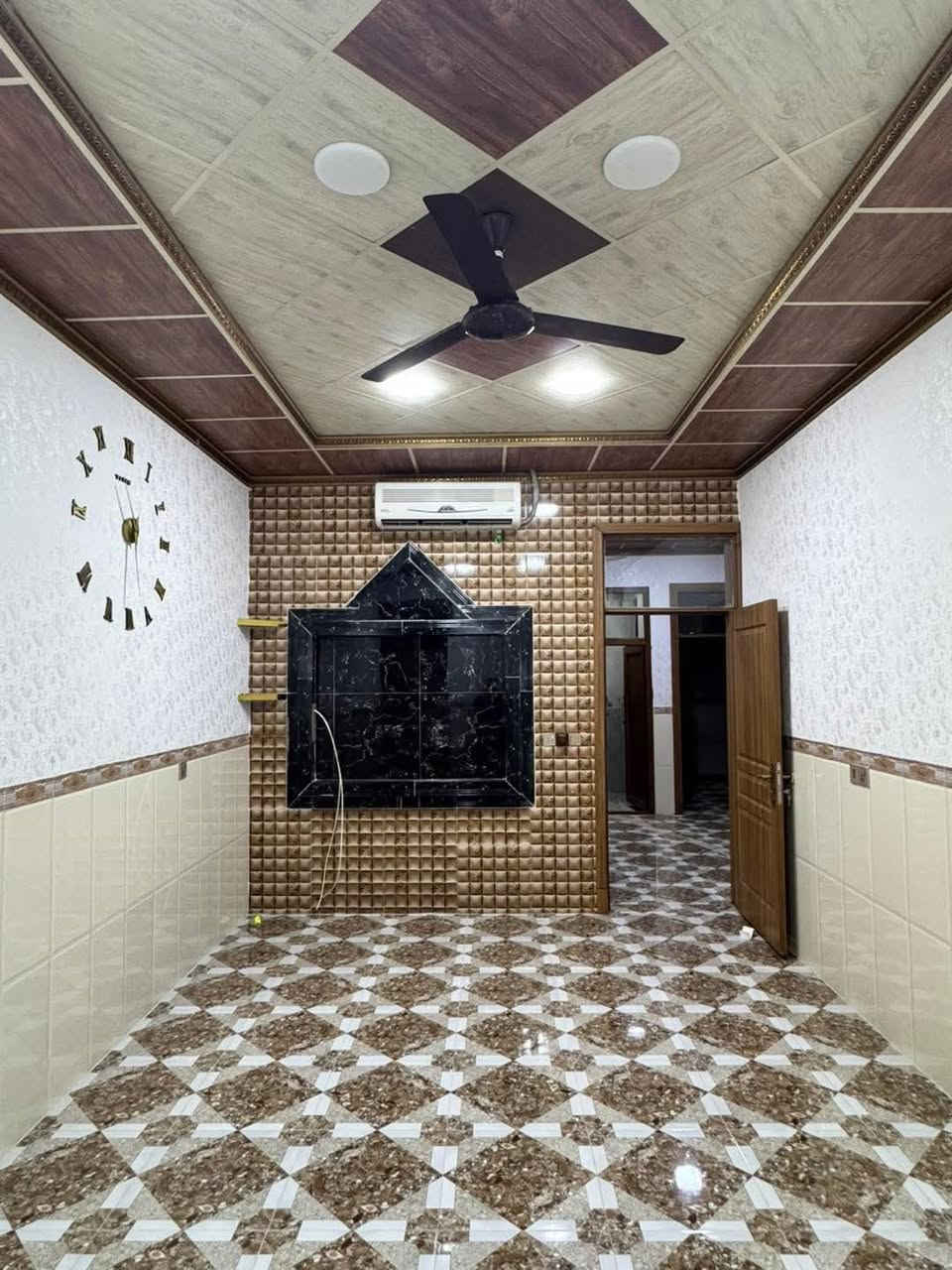 السلام و علیک
ئەم خانووە بۆ فرۆشتن کەلار + حەمەی کەریم دیوی سیروان نزیک مزگەوتی قازی محمد ڕووبەرەکەی (180) مترە یەک قاتی فول کاشیە نزیک جادایە سعری زۆر مناسبە

دوو ژووری بوستن
ژووری میوان
هۆڵ
متبەخ
مساعد متبەخ
حەمام سەرئاو
لەسەرەوەش بەیتونەیەکی لیە

بۆ زانینی نرخ ژمارە یەک بنێرن یان تیل بکەن

***********
