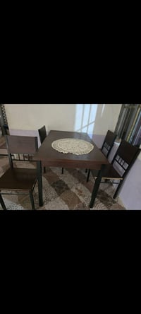 ميز طعام • للبيع