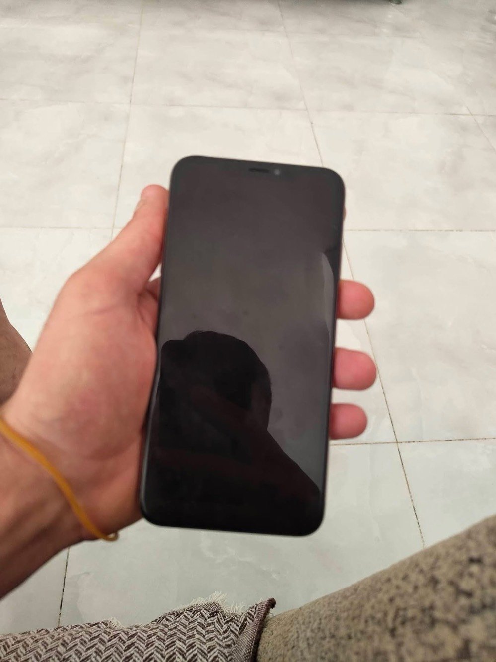 اكس إس ماكس 
ذاكرة ٢٥٦ 
مستبدل بطارية 
فيس إيدي شغال 
ملاحظات بي نقطه بيضه بشاشه ممبينه ابد
وسماعه الفوك عاطله جوا تشتغل تحتاج تبديل 
والكاميرا تحتاج تنظيف ١٤٠ الف قفله 
***********