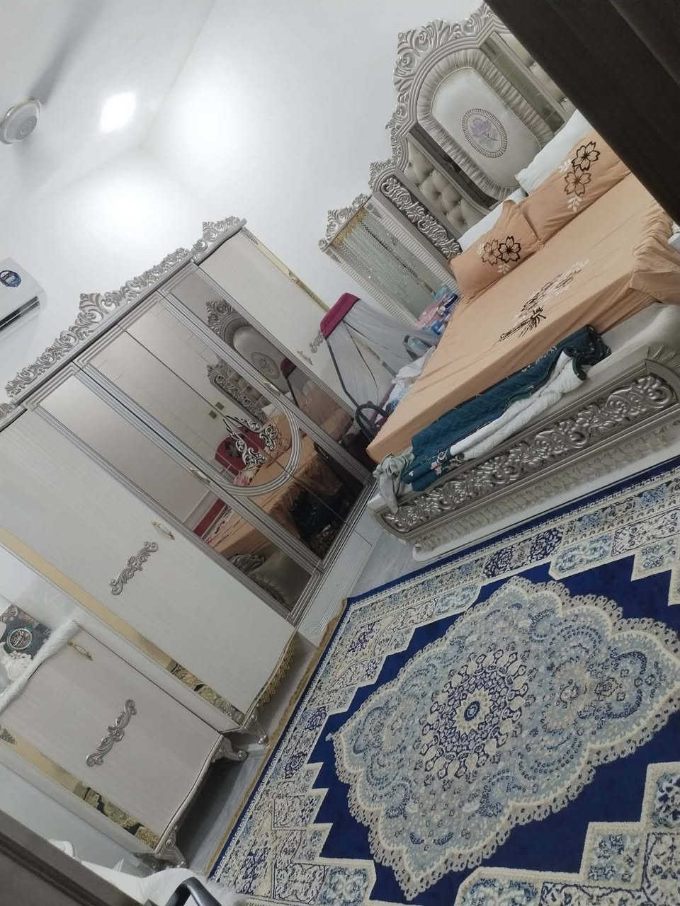 بيت للبيع طابو زراعي زراعي حي التقيه مساحه 200م مشمول بالتطويب مرقم يحتوي على 2 غرف صالة مطبخ استقبال صحيات داخليه وخارج وكراج سياره مرتفع عن الشارع العنوان حي التقيه الثالثة قبل مجمع الروان شارع مكتب ميار للاستفسار الاتصال على الرقم ***********
